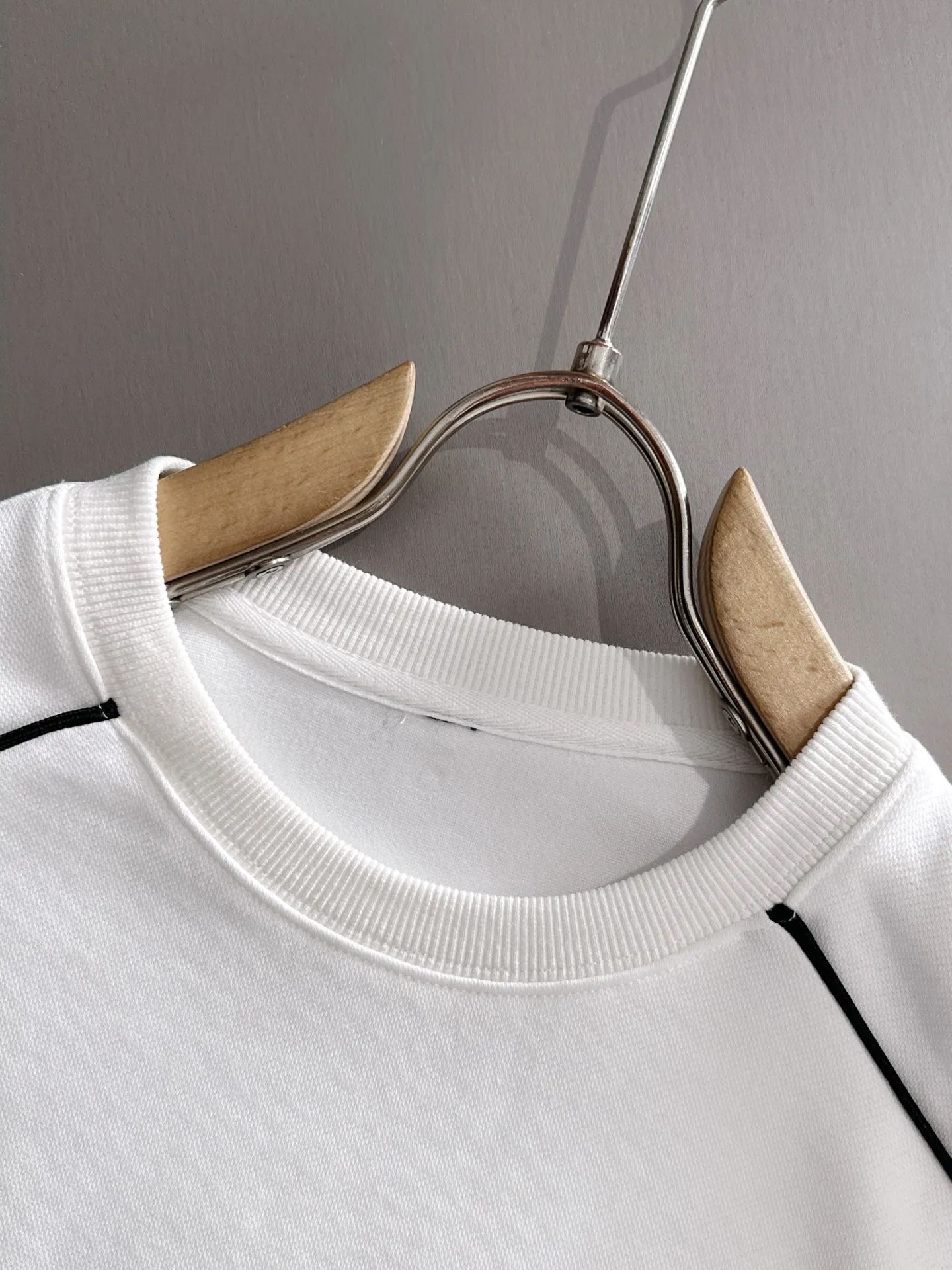 P360 Big Goose is the exclusive first release of 25ss new autumn and winter round neck long-sleeved sweatshirts for men and women. Many celebrities share the same style. Craftsmanship that cannot be copied by ordinary small workshops. We are not afraid of any challenges in terms of materials, detail restoration and craftsmanship, just to provide you with wonderful products. Compare the top original versions at will. No expense is spared just to do better. Unique imported fabric feel. Purely imported German machine production. Precision operation. Thousands of needles density. Full set of new accessories with three standards for simultaneous customization. The upper body is versatile and fashionable. A perfect choice for autumn and winter. A must-have item. Size chart: m-4XL (Please state your height and weight when placing an order.